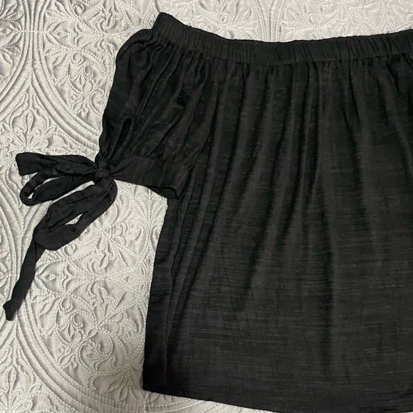 Gibson Off Shoulder Blouse with Tie In Sleeves - Picture 3 of 8